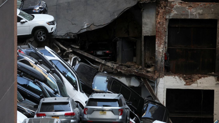 Halálos tragédia: összeomlott egy parkolóház felső emelete Manhattanben – videók