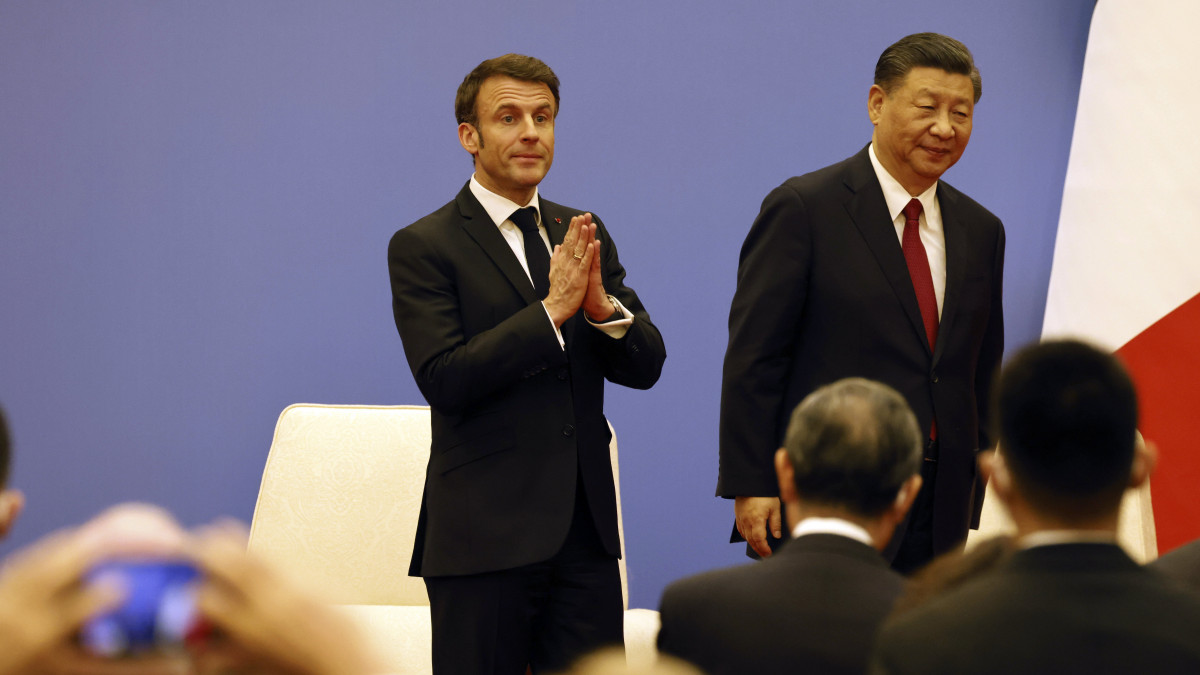 A hivatalos látogatáson Kínában tartózkodó Emmanuel Macron francia elnök (b) és Hszi Csin-ping kínai államfő a francia-kínai vállalkozói tanács ülésén Pekingben 2023. április 6-án.