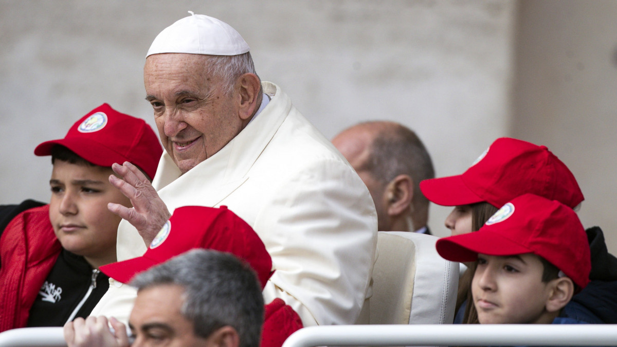 Ferenc pápa a pápamobilon hetenkénti általános kihallgatásán a vatikáni Szent Péter téren 2023. április 19-én.