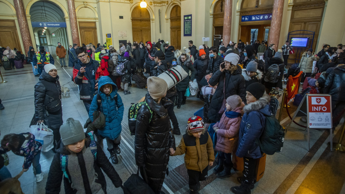 Az orosz-ukrán háború elől menekülő emberek Budapesten, a Keleti pályaudvaron 2022. március 7-én.