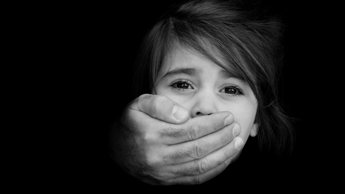 Strong male hands cover little girl face with emotional stress, pain, afraid, call for help, struggle, terrified expression.Concept Photo of abduction, missing, kidnapped,victim, hostage, abused child.Forrás: Getty Images/chameleonseye