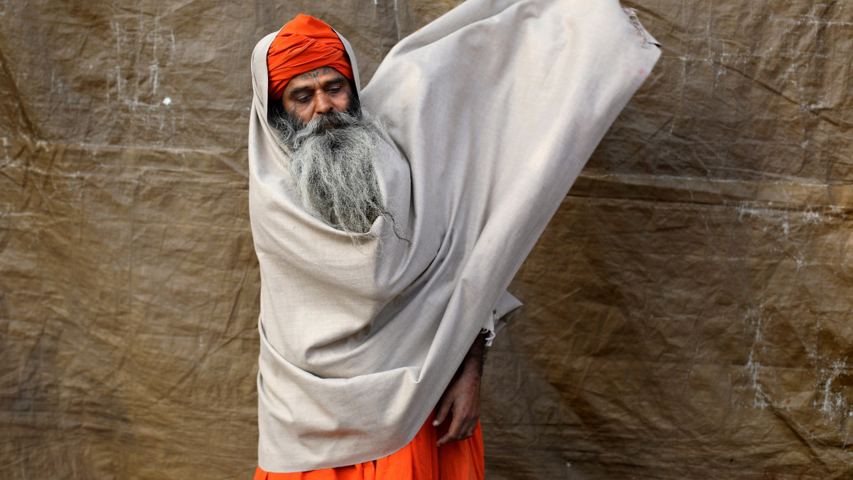 Ruházatát igazítja meg egy indiai férfi a Gangaszagar hindu ünnepre gyülekezők kolkatai táborában 2023. január 5-én. Az évenkénti ünnepséget az idén január 14-15. között tartják a Kolkatától délre fekvő Szagar-szigeten, ahová hindu zarándokok ezreit várják.