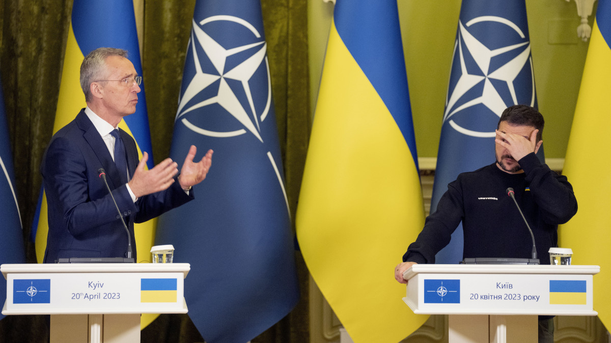 Jens Stoltenberg, a NATO főtitkára (b) és Volodimir Zelenszkij ukrán elnök kijevi sajtóértekezletén 2023. április 20-án, az Ukrajna elleni orosz háború alatt.