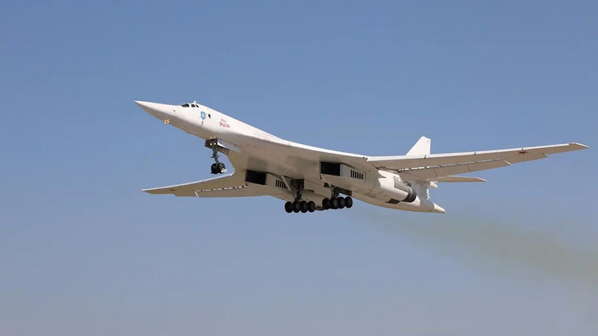 Az orosz védelmi minisztérium által 2023. április 20-án közreadott képen gyakorlatozásra száll fel egy orosz Tu-160-as stratégiai bombázó repülőgép egy meg nem nevezett oroszországi helyszínen.