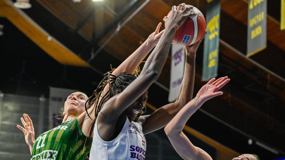 A soproni Eziyoda Magbegor (k), valamint a győri Peyton Williams (b) és Weninger Virág (j) a női kosárlabda NB I döntőjének 3. találkozóján játszott Sopron Basket- SERCO UNI Győr mérkőzésen a soproni Novomatic Arénában 2023. április 21-én.