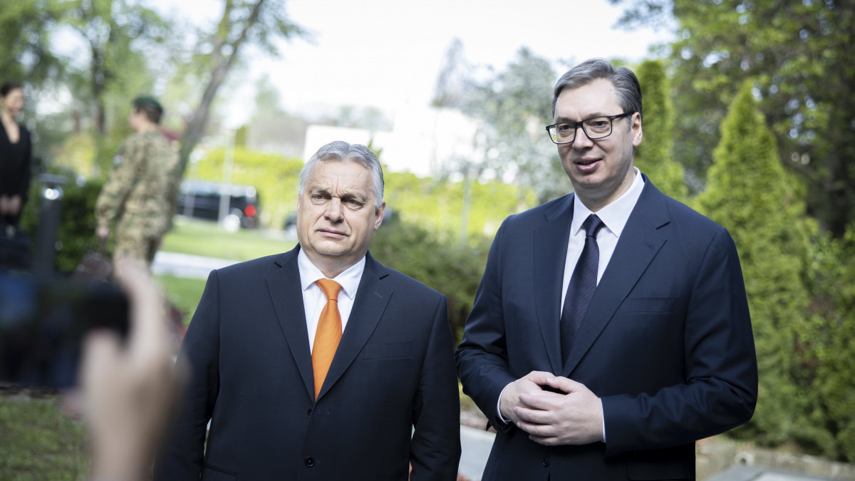 A Miniszterelnöki Sajtóiroda által közreadott képen Orbán Viktor miniszterelnök (b) és Aleksandar Vucic szerb köztársasági elnök Belgrádban, ahol munkareggeli keretében tárgyaltak 2023. április 22-én.