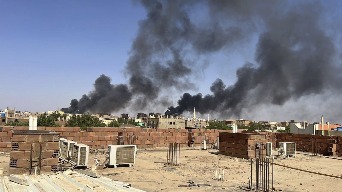 Füst gomolyog egy kórház közelében a szudáni fővárosban, Kartúmban 2023. április 21-én. Ezen a napon háromnapos tűzszünet lépett életbe a hadsereg és a vele szemben álló félkatonai milícia, a Gyorsreagálású Támogató Erők (RSF) között az iszlám böjti időszakot, a ramadánt lezáró háromnapos ünnep, az íd al-fitr idejére. A hadsereg és a rivális félkatonai erők közötti fegyveres harcok április 15-én robbantak ki Szudánban. Az összecsapásoknak eddig több mint 350 áldozata van.