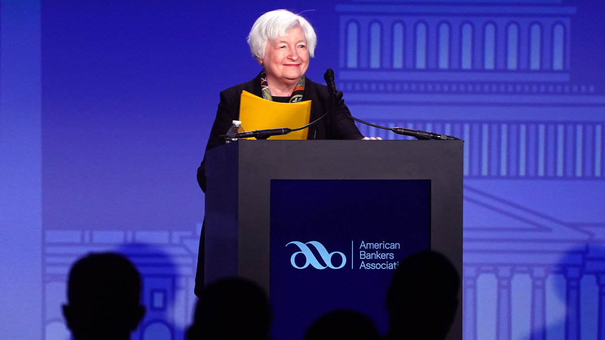 Janet Yellen amerikai pénzügyminiszter beszédet mond az Amerikai Bankárszövetség konferenciáján Washingtonban 2023. március 21-én.
