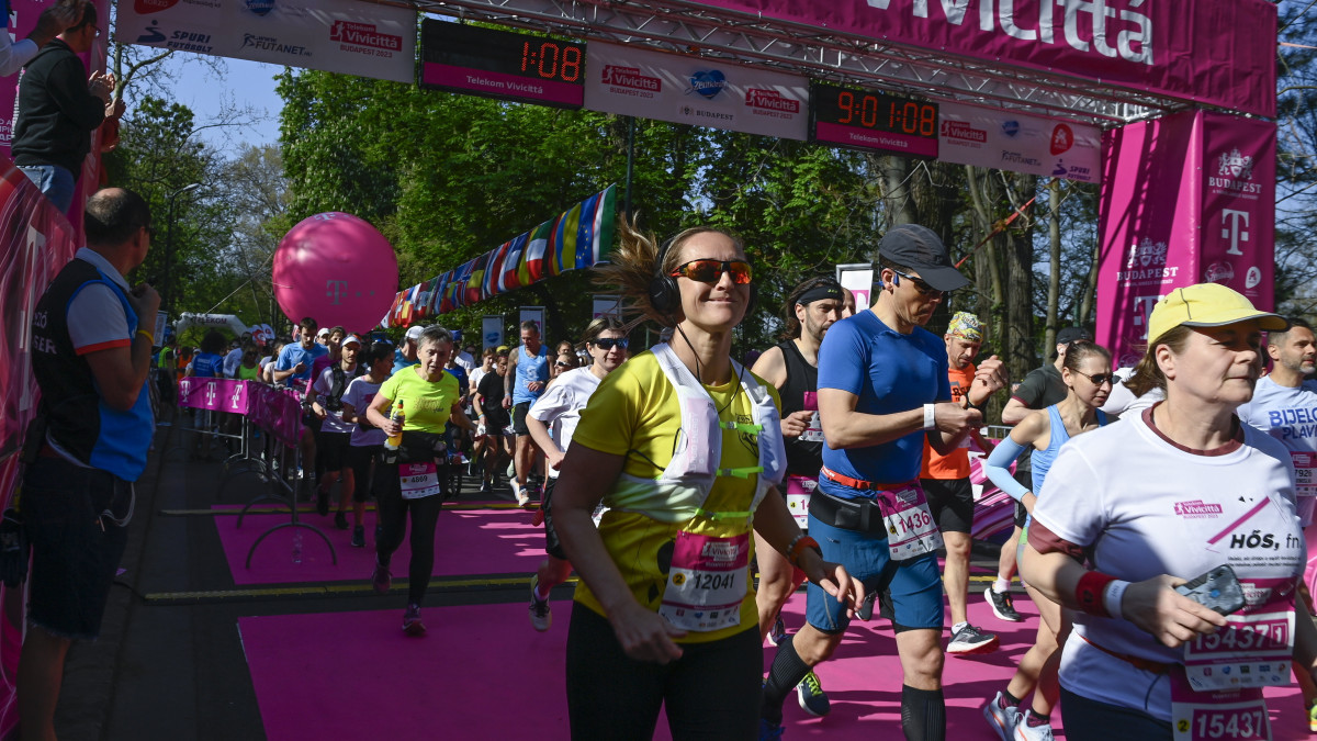 Rajtol a 38. Telekom Vivicittá futófesztivál félmaratoni versenyének mezőnye a Margitszigeten 2023. április 23-án.