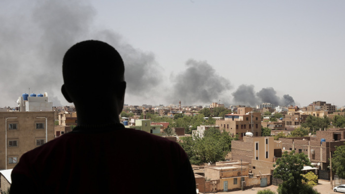 Katonai akcióval menekítették ki a brit diplomatákat Szudánból