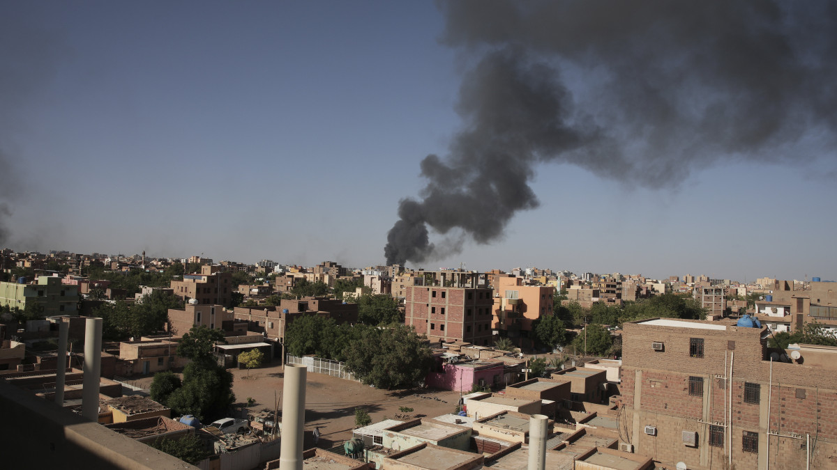 Füst gomolyog a szudáni főváros, Kartúm egyik negyedében 2023. április 19-én. A hadsereg és a rivális félkatonai erők közötti fegyveres harcok április 15-én robbantak ki Szudánban. Az összecsapásokban eddig legkevesebb 185 civil és katona vesztette életét, a sebesültek száma meghaladja az 1800-at.