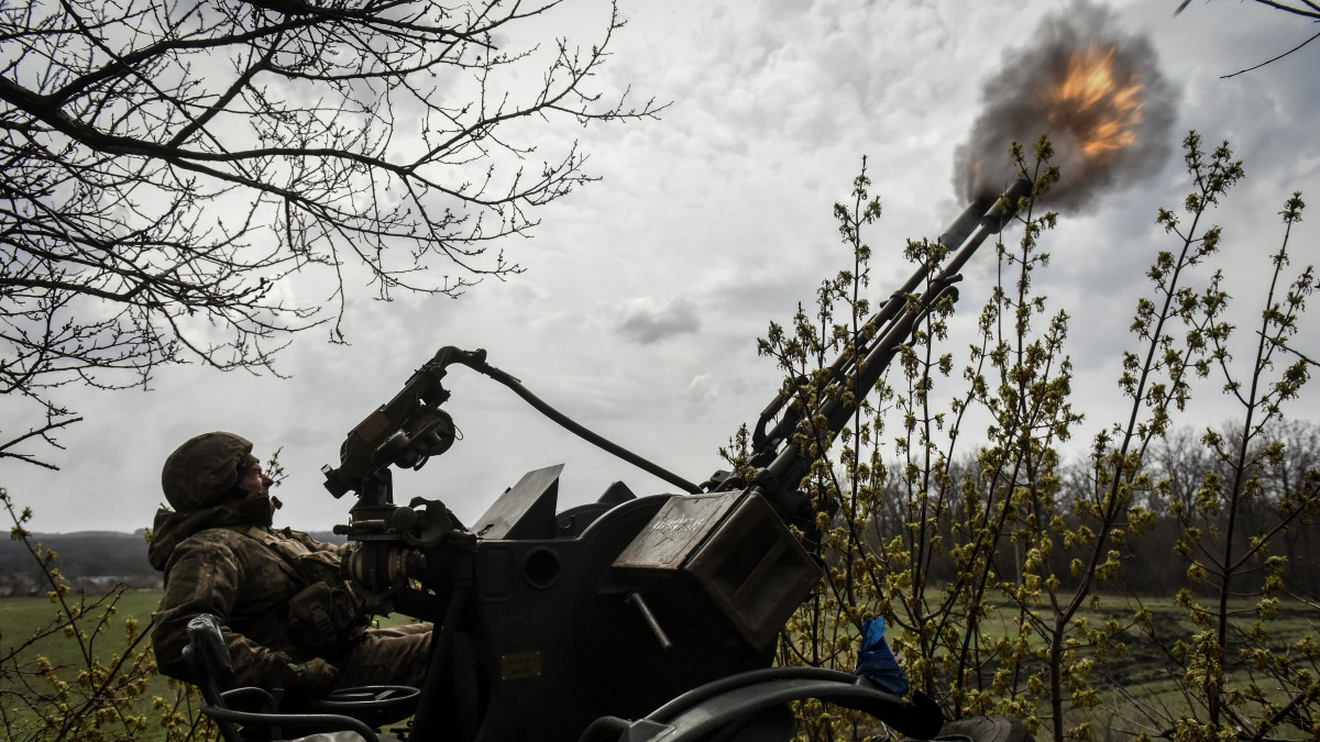 Ukrán katona egy Gvozgyika önjáró tarackkal lő a donyecki régióban fekvő, ostromgyűrűben lévő Bahmutban 2023. április 7-én. Bahmutot az ukrán védelmi erők tartják ellenőrzésük alatt, birtoklásáért több mint hat hónapja heves harcok folynak.MTI/EPA/Oleh Petraszjuk