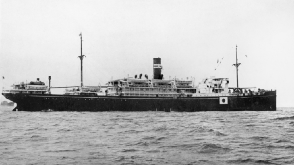 SS Montevideo Maru japán hajó, amely ausztrál hadifoglyokat szállított, amikor egy amerikai tengeralattjáró elsüllyesztette. Forrás:Wikipédia/LTGEN Simon Stuart