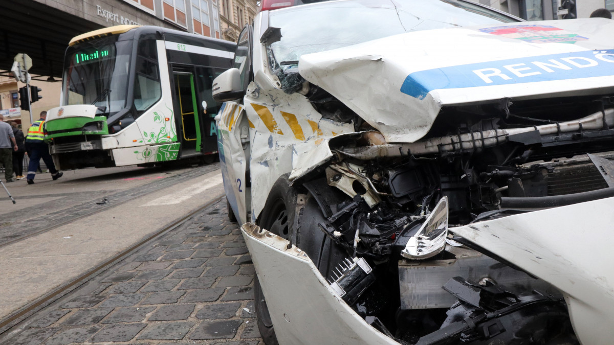 Összetört rendőrautó és kisiklott villamos, miután összeütköztek Miskolc belvárosában 2023. április 24-én. A balesetben senki nem sérült meg.