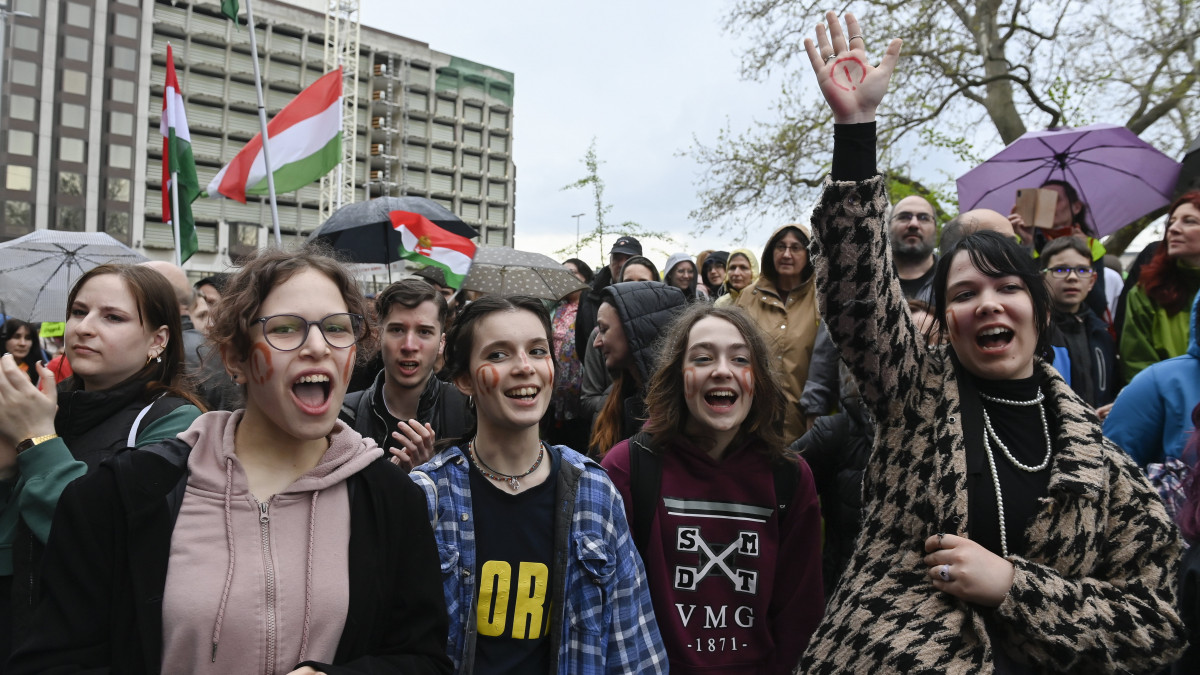 Résztvevők a pedagógusok előkészítés alatt lévő státusztörvénye ellen tartott tüntetésen  a Belügyminisztérium Széchenyi téri épülete előtt 2023. április 24-én.