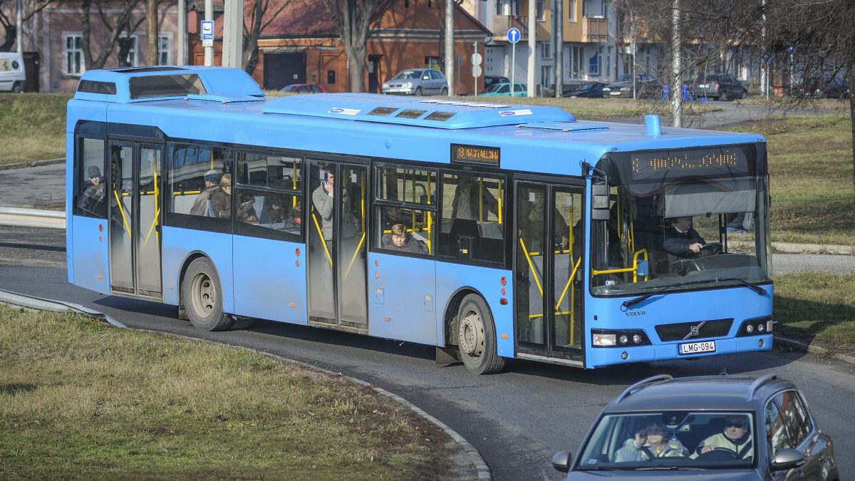 Kékre átfestett Volvo B9L-Alfa Civis 12 típusú autóbusz közlekedik Debrecenben a Wesselényi utcán 2014. január 16-án. Tizenöt átfestett debreceni autóbusz kerül hamarosan Budapestre, amelyeket a BKV bérel majd 2020-ig. A buszokat a székesfehérvári, egykori Alfa Busz gyártotta, és Debrecenből azért kerülhetnek Budapestre, mert a hajdú-bihari megyeszékhelyen a 2-es villamosvonal átadása miatt feleslegessé váltak.