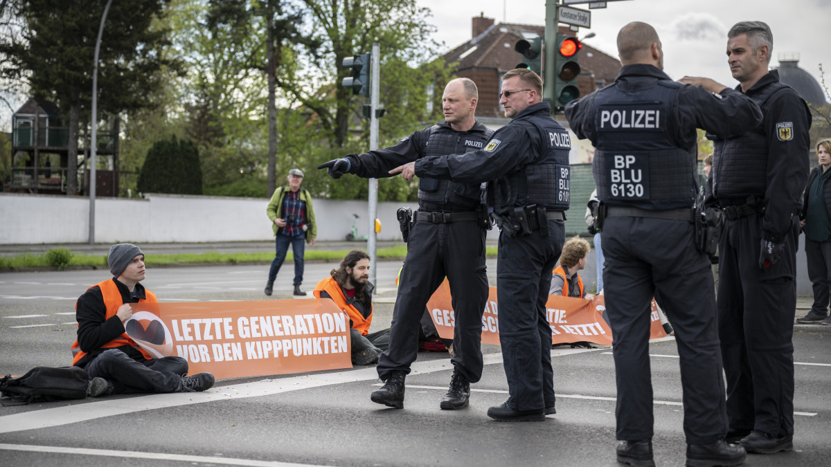 24 April 2023, Berlin: Police officers discuss the procedure for clearing the Hohenzollerndamm/Konstanzer StraĂe intersection, where activists are sitting on the roadway. On Monday, the Last Generation says it will try to paralyze the entire capital. Up to 800 supporters should participate in actions and blockades. Photo: Hannes P. Albert/dpa (Photo by Hannes P Albert/picture alliance via Getty Images)