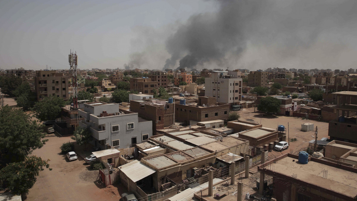 Füst gomolyog a szudáni főváros, Kartúm egyik negyedében 2023. április 16-án. Előző nap harcok robbantak ki az ország tényleges vezetőjének, Abdel-Fattah Burháninak a riválisa, Mohamed Hamdan Daglo tábornok vezette Félkatonai Gyors Támogató Erők (RSF) és a hadsereg között. Az összecsapásokban legkevesebb 56-an meghaltak és hatszázan megsebesültek.