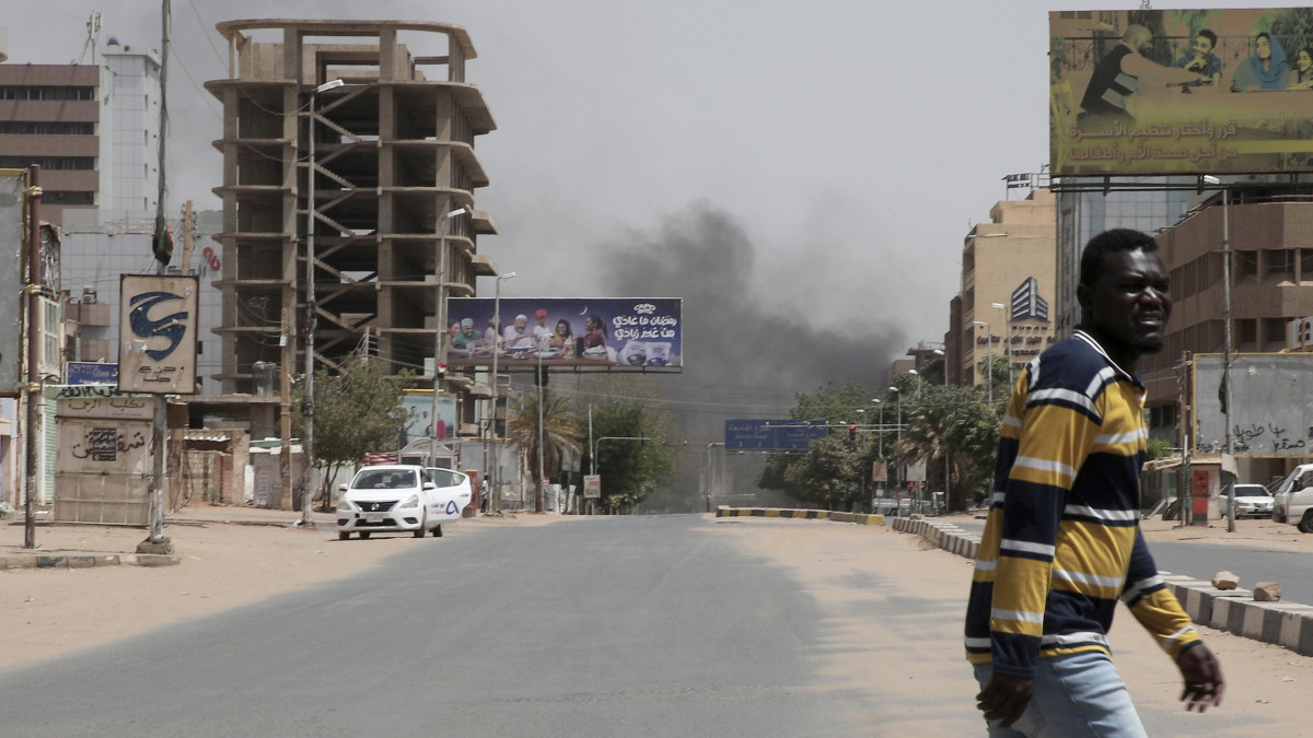 Füst gomolyog a szudáni főváros, Kartúm egyik negyedében 2023. április 15-én, miután harcok robbantak ki az ország tényleges vezetőjének, Abdel-Fattah Burháninak a riválisa, Mohamed Hamdan Daglo tábornok vezette Félkatonai Gyors Támogató Erők (RSF) és a hadsereg között.