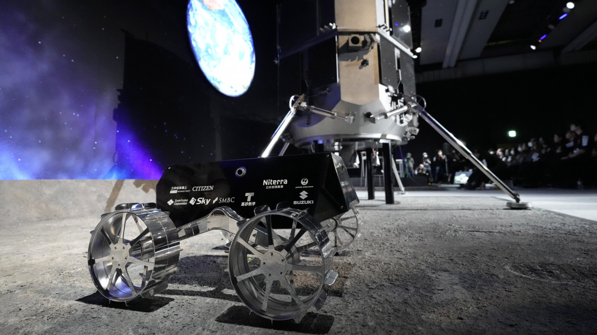 Az ispace japán űrkutatási magánvállalat Hakuto-R holdszondájának és a holdjárműnek a makettje a tudományos újdonságokat bemutató tokiói Miraikan múzeumban, ahol a cég Hakuto-R holdraszálló űrszondájának landolási manőverét közvetítik 2023. április 26-ra virradóra. A Hakuto-R egy hónapja kering a Hold körül, és mintegy 100 kilométeres magasságból kezdi meg a leszállást április 26-án. Az űrszonda neve a japán mitológia szerint a Holdon élő fehér nyúlra utal.