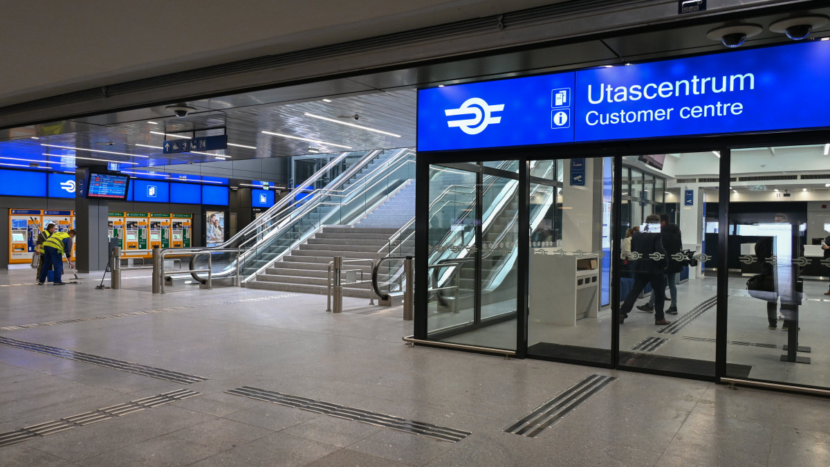 A budapesti Keleti pályaudvar akadálymentes utascentruma 2023. április 25-én. A centrumot 1,9 milliárd forintból újították fel, a beruházás a kormány és az Európai Unió finanszírozásával valósult meg.