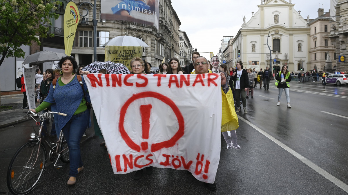 Résztvevők a pedagógusok előkészítés alatt lévő státusztörvénye ellen tartott budapesti tüntetésen 2023. április 24-én.MTI/Koszticsák Szilárd