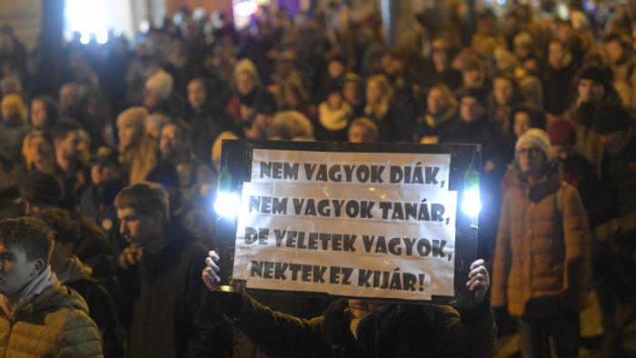 Folytatják a tiltakozást a diák- és pedagógus szervezetek - a nap hírei