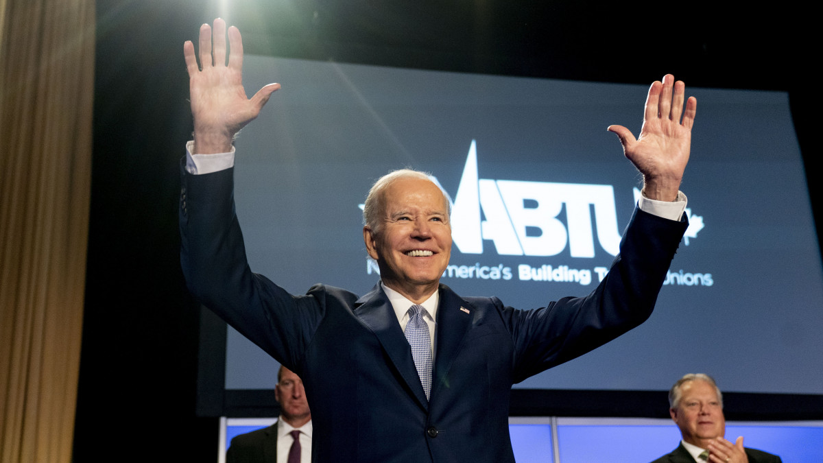 Joe Biden amerikai elnök tapsot fogad a beszéde végén az észak-amerikai építőipari szakszervezet konferenciáján Washingtonban 2023. április 25-én. Biden bejelentette, hogy jelölteti magát a 2024-es elnökválasztáson. A 80 éves politikus a legidősebb hivatalban levő elnök az Egyesült Államok történetében.