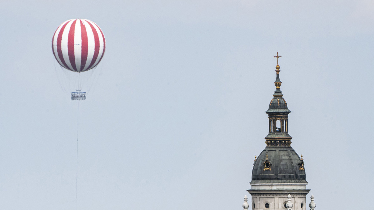 A városligeti Ballon kilátó a Budai vár felől fényképezve 2022. május 1-jén. Ezen a napon megnyílt a városligeti Mimóza-dombon, az egykori sörsátor helyén létrejött Ballon kilátó. Szélcsendes időben 150 méter magasságba repül fel a rögzített, héliummal töltött hőlégballon akár 30 főnyi, 6 évesnél idősebb utassal. A ballon mintegy 5 perc alatt éri el a 150 méteres maximális magasságát, ugyanennyi időt tölt el a levegőben, és szintén 5 percnyi idő alatt tér vissza a felszínre.