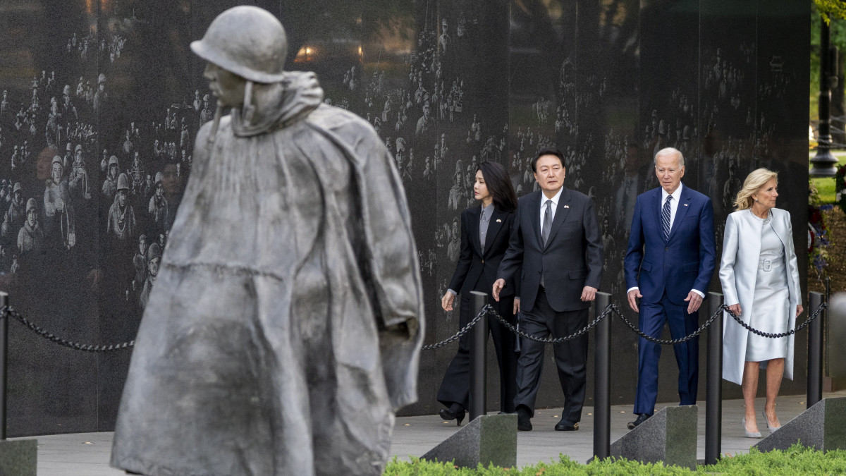 Jun Szuk Jol dél-koreai elnök (b2) és felesége, Kim Kon Hi (b), valamint Joe Biden amerikai elnök (j2) és felesége, Jill Biden koszorúzási ünnepségre érkezik a koreai háború áldozatainak emlékművéhez Washingtonban 2023. április 25-én. Jun háromnapos látogatáson tartózkodik az Egyesült Államokban.