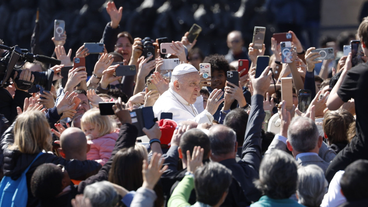Ferenc pápa húsvétvasárnapi miséjére érkezik a vatikáni Szent Péter térre 2023. április 9-én.