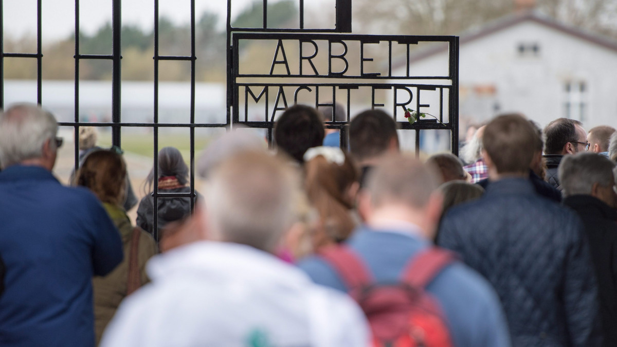 Oranienburg, 2015. április 19.Megemlékezők felkeresik az egykori sachsenhauseni náci koncentrációs tábort a németországi Oranienburg közelében 2015. április 19-én, a tábor felszabadításának 70. évfordulóján. (MTI/EPA/Maurizio Gambarini)