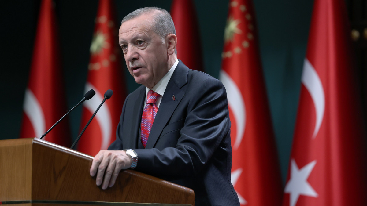 A török elnöki sajtóiroda által közreadott képen Recep Tayyip Erdogan török államfő beszél, miután aláírta a választásokra vonatkozó dokumentumokat az ankarai elnöki palotában rendezett sajtótájékoztatón 2023. március 10-én. Erdogan bejelentette, hogy, május 14-én tartják az idei elnök- és parlamenti választást.MTI/EPA/Török elnöki sajtóiroda
