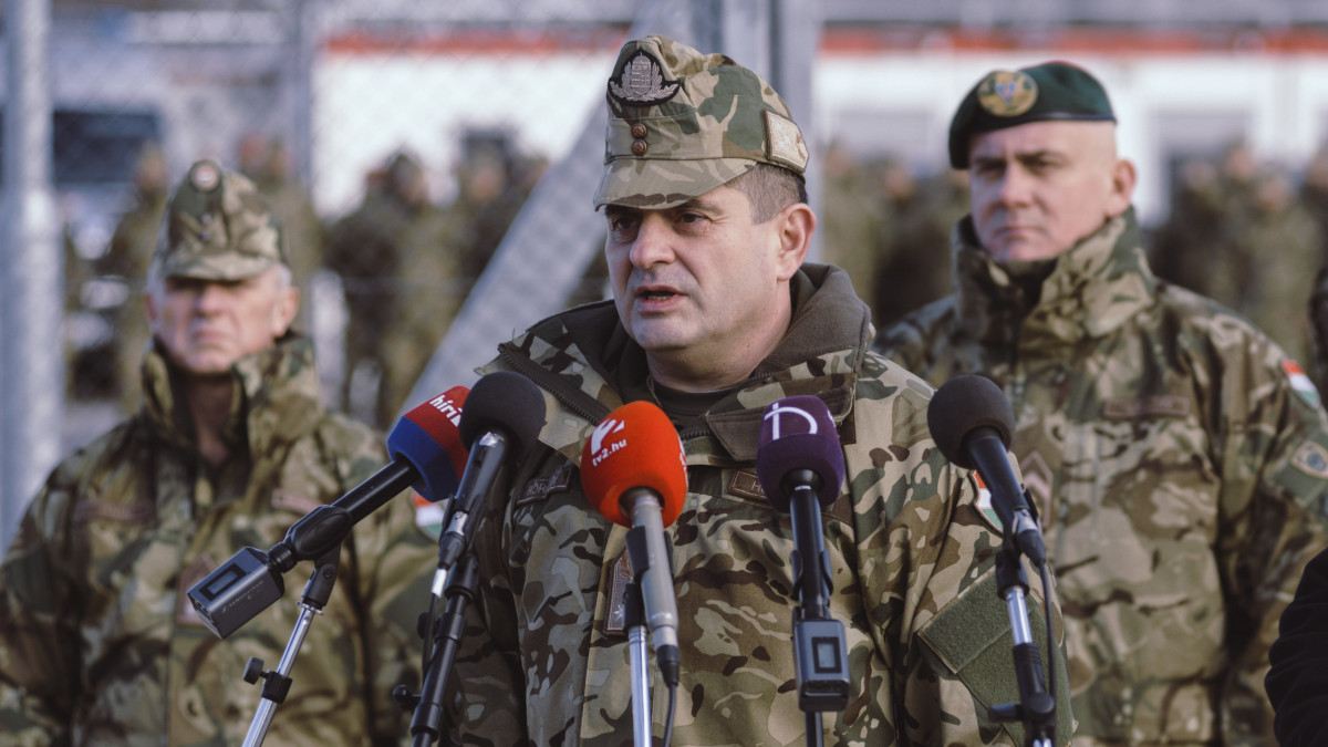 Böröndi Gábor altábornagy, a Magyar Honvédség parancsnokhelyettese beszél, mellette Németh Szilárd, a Honvédelmi Minisztérium parlamenti államtitkára (j) a Bács-Kiskun megyei madarasi határvédelmi bázisnál tartott sajtótájékoztatón 2020. január 5-én. Németh Szilárd közölte, hogy az erősödő migrációs nyomásra tekintettel megkétszerezik a határvédelemben részt vevő katonák számát.