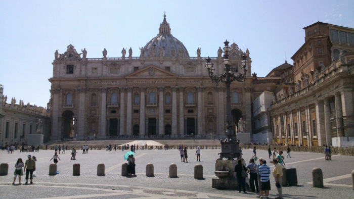 Hosszú börtönt kérnek a Vatikán bíborosára