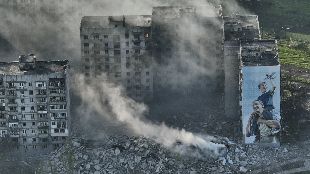 Találatot kapott lakóház füstöl az orosz erők által ostromlott kelet-ukrajnai Bahmutban 2023. április 26-án.