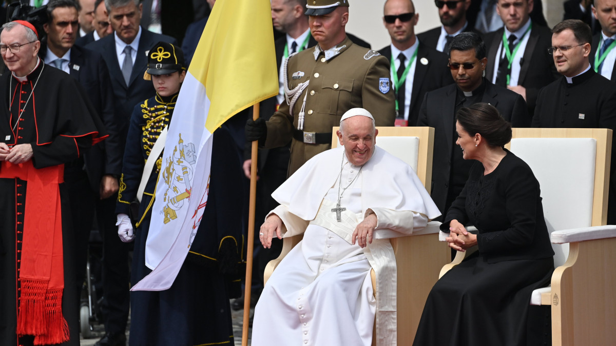 Novák Katalin köztársasági elnök katonai tiszteletadás mellett fogadja Ferenc pápát a Szent György téren 2023. április 28-án. A katolikus egyházfő háromnapos apostoli látogatásra érkezett Magyarországra.