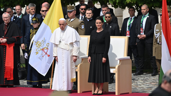 Novák Katalin reméli, hogy a pápa beszélni tud minden féllel, hogy béke legyen