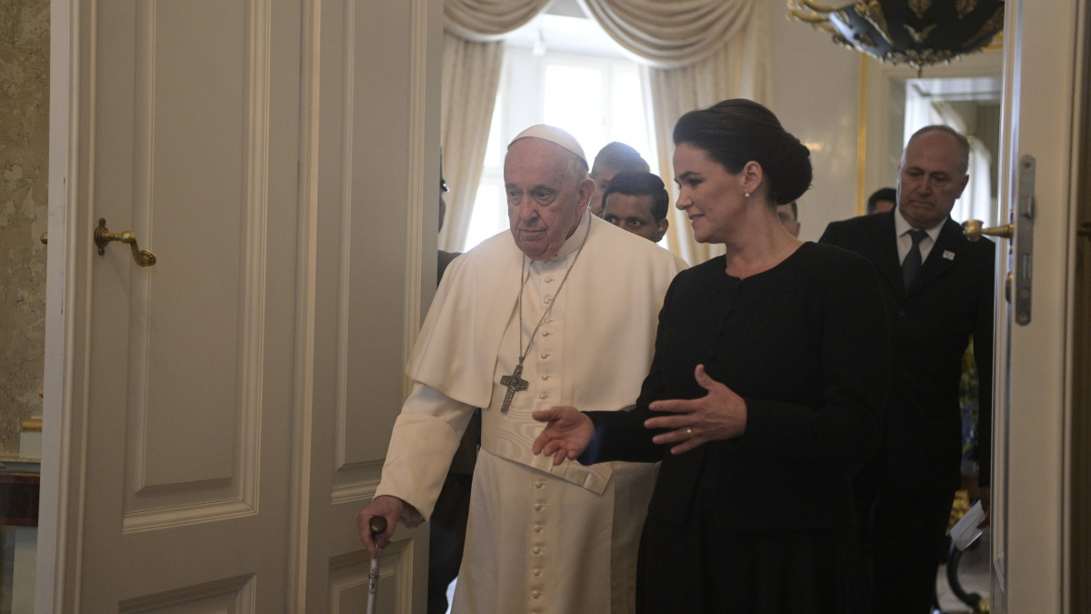 Novák Katalin köztársasági elnök fogadja Ferenc pápát a Sándor-palotában 2023. április 28-án. A katolikus egyházfő háromnapos apostoli látogatásra érkezett Magyarországra.