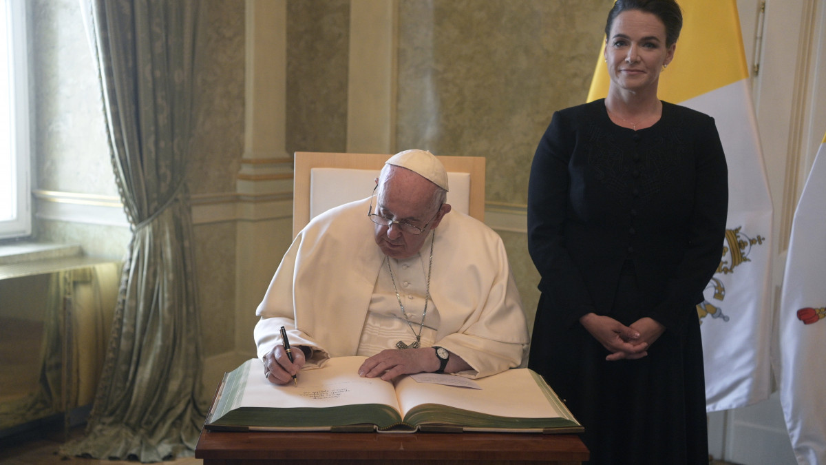 Ferenc pápa beír az emlékkönyvbe, amikor Novák Katalin köztársasági elnök fogadja a szentatyát a Sándor-palotában 2023. április 28-án.