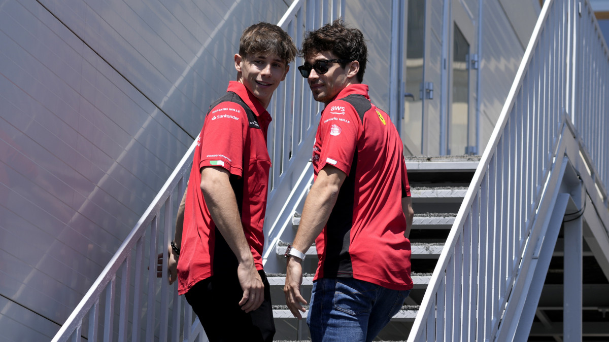 Charles Leclerc, a Ferrari monacói versenyzője (j) fivérével, Arthurral érkezik a Forma-1-es autós gyorsasági világbajnokság Azeri Nagydíjának otthont adó bakui versenypályára 2023. április 27-én. A futamot április 30-án rendezik.