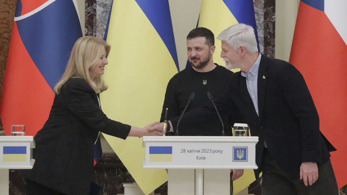 (B-j) Zuzana Caputová szlovák államfő, Volodimir Zelenszkij ukrán elnök és Petr Pavel cseh államfő a megbeszélésüket követő sajtóértekezleten Kijevben 2023. április 28-án.