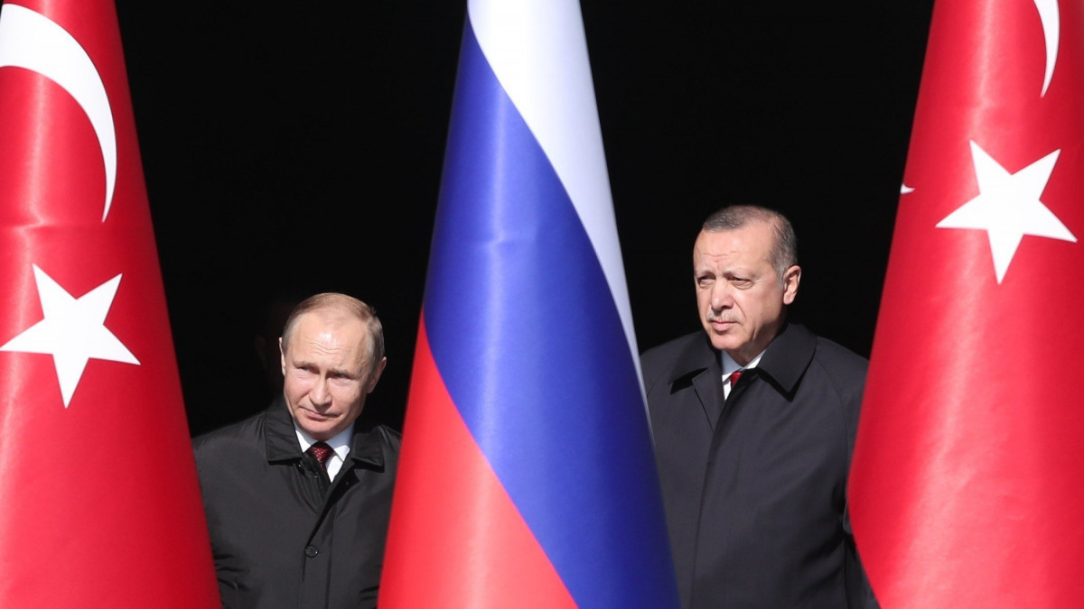 Ankara, 2018. április 3.Recep Tayyip Erdogan török elnök (j) és a hivatalos látogatáson Törökországban tartózkodó Vlagyimir Putyin orosz államfő az orosz tervezésű Akkuyu török atomerőmű alapkőletételének alkalmából az ankarai elnöki palotánál tartott ünnepségen 2018. április 3-án. A két vezető videokonferencia útján kapcsolódott be a Mersin tartománybeli helyszínen zajló ünnepségbe. (MTI/EPA/Tolga Bozoglu)