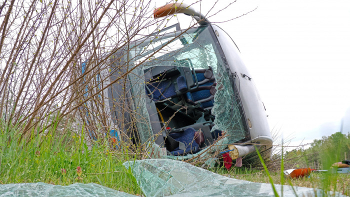 Buszbaleset Kiskunhalasnál, többen megsérültek – képek