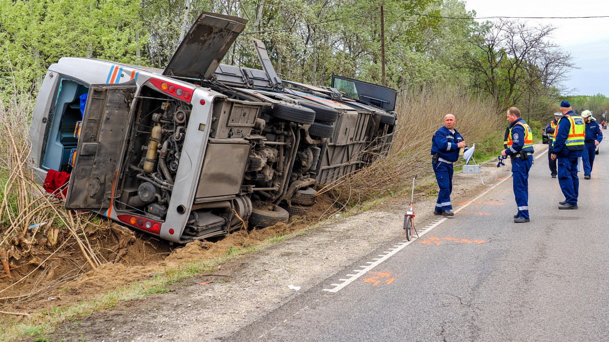 Árokba borult, megsérült autóbusz Kiskunhalas közelében 2023. április 29-én. Az 53-as főút 50-es kilométerénél történt balesetben többen könnyebben megsérültek.