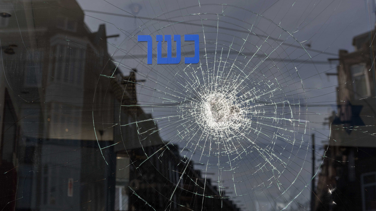 Amszterdam, 2018. március 2.A HaCarmel kóser zsidó étterem betört kirakata Amszterdamban 2018. március 2-án, miután néhány hónapon belül harmadszor megtámadták ismeretlen tettesek az üzletet. (MTI/EPA/Evert Elzinga)
