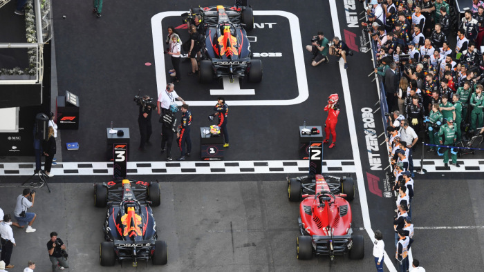 Leclerc-es Red Bull-szendvics a bakui sprinten