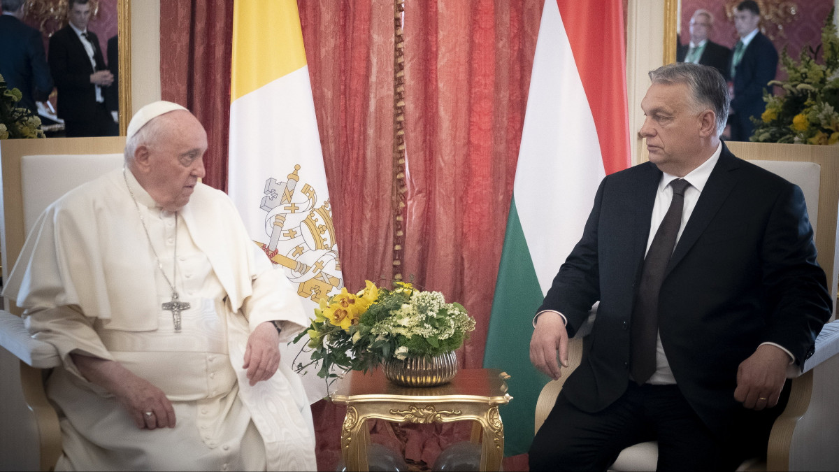A Miniszterelnöki Sajtóiroda által közreadott képen Ferenc pápa és Orbán Viktor miniszterelnök (j) találkozója a Sándor-palotában 2023. április 28-án. A katolikus egyházfő háromnapos apostoli látogatásra érkezett Magyarországra.
