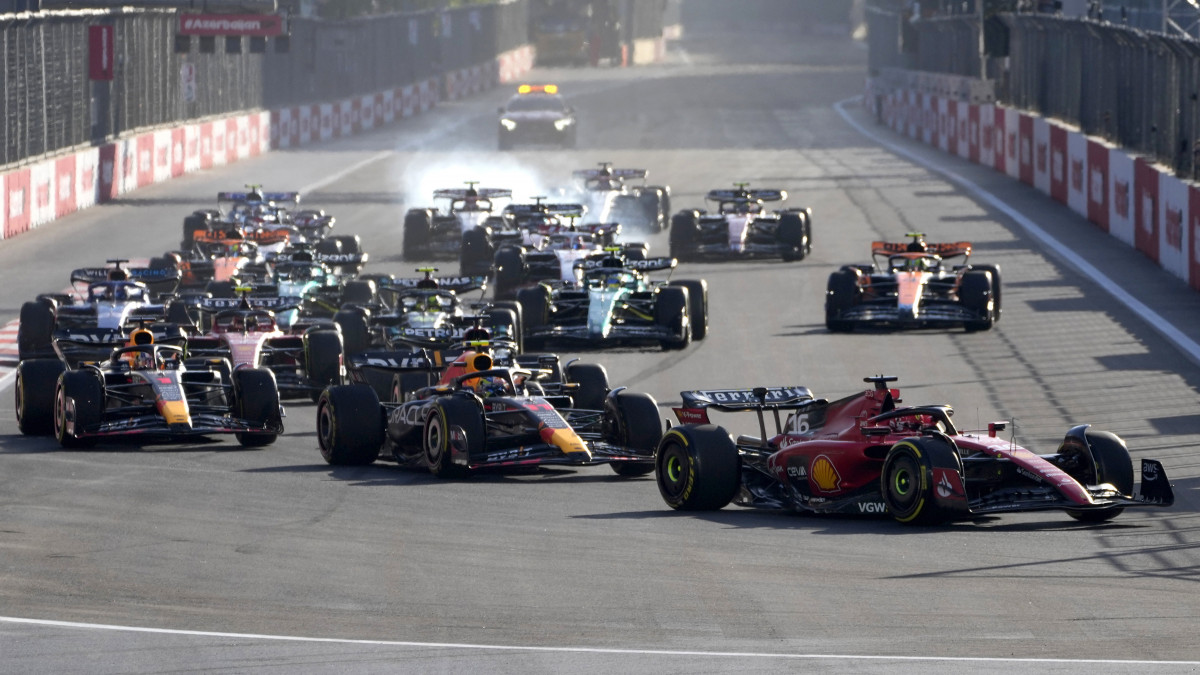 Charles Leclerc, a Ferrari monacói versenyzője vezeti a mezőnyt a Forma-1-es autós gyorsasági világbajnokság Azeri Nagydíja sprintfutamának rajtja után a bakui versenypályán 2023. április 29-én. A futamot április 30-án rendezik.