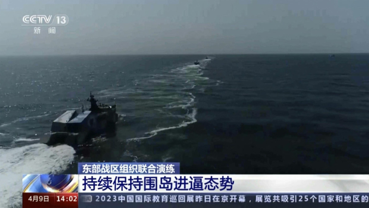 A Kínai Központi Televízió (CCTV) által közreadott, videófelvételről készült képen kínai hadihajók részt vesznek egy hadgyakorlaton a Tajvani-szorosban 2023. április 9-én. Egy nappal korábban Caj Ing-ven tajvani elnök díszebéden látta vendégül Michael McCaul texasi republikánus képviselőt, az amerikai képviselőház külügyi biztottságának elnökét (b) és az általa vezetett amerikai kongresszusi küldöttséget Tajpejben. Ezen a napon a kínai hadsereg háromnapos hadgyakorlatot kezdett a Tajvani-szorosban.